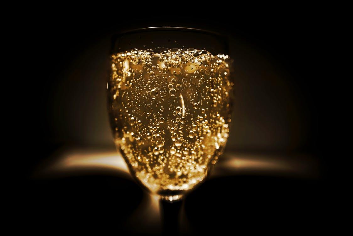 CHAMPAGNE VS SPARKLING WINE. Are they the same?